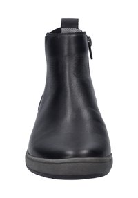 Musta nahkainen nilkkabotti, jossa on sileä pinta, pyöreä kärki ja sivuvetoketju. Varustettu harmaalla pohjalla, jossa on hienovarainen kuvio pitoa varten.