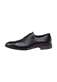 Zwarte leren dresschoenen met een gladde afwerking, spitse neus en zes veterogen. Beschikt over een houten hak voor extra duurzaamheid en detail.