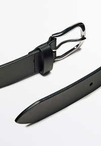 Ceinture en cuir noir avec boucle en métal argenté poli et boucle, sur un fond blanc, montrée partiellement déroulée.