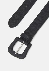 Must mustriga nahast vöö ruudukujulise metallist pandlaga. Omab elegantset disaini ja mitmeid reguleerimisauke vöö kaudu.