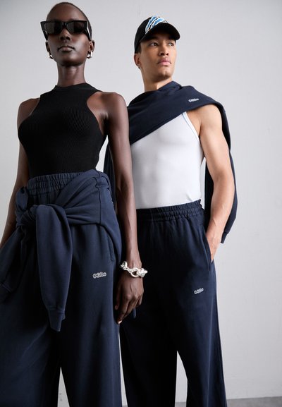 032c RÓZSA VICTORIA STRAIGHT CUT UNISEX - Tracksuit bottoms - dark blue