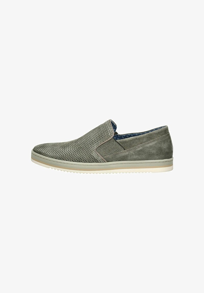 Pantofole in suede grigio con design perforato, pannelli laterali elastici e suola in gomma chiara. Foderate con tessuto decorato.