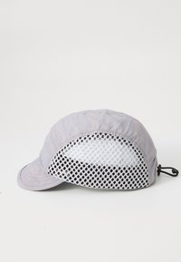Casquette gris clair en tissu respirant avec un dos en maille. Dotée d'un pic arrondi et d'un cordon de serrage ajustable pour un bon ajustement.