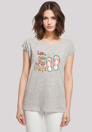 Graues T-Shirt mit kurzen Ärmeln und einem bedruckten Graphic, das bunte Flip-Flops und den Text "Das Leben ist besser in Flip-Flops" zeigt. Weicher Stoff, lockere Passform.