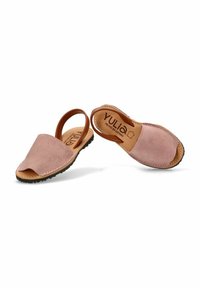 Zapatillas de ante rosa sin cordones con una correa de cuero marrón y una suela de goma. Presentan un diseño de punta abierta y detalles de costura alrededor de los bordes.