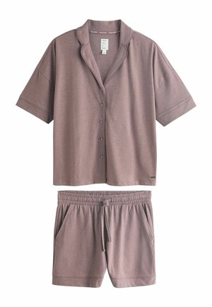 Halványszeder színű, rövid ujjú, gombos ing gallérral és hozzáillő, gumis derekú, zsinóros rövidnadrág zsebekkel.