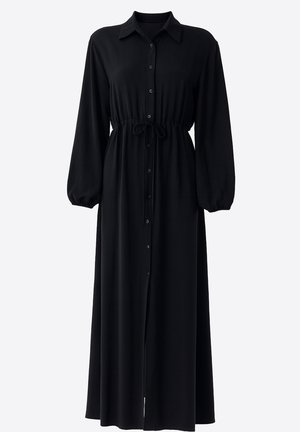 Sort langærmet kjole lavet af letvægtsstof. Har knaplukning foran, krave, elastisk talje med bindebånd og flydende design.