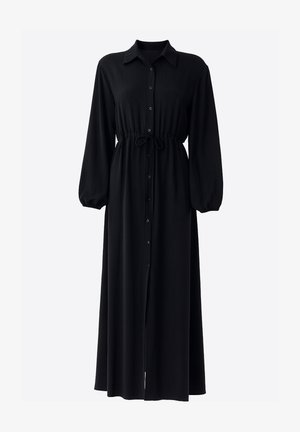 Sort langærmet kjole lavet af letvægtsstof. Har knaplukning foran, krave, elastisk talje med bindebånd og flydende design.