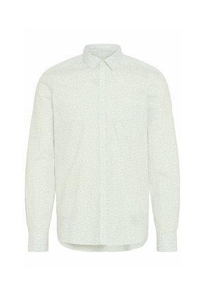 Camisa de manga larga azul claro con un sutil patrón de hojas, cuello abotonado, bolsillo frontal y corte recto. Textura de tela suave.