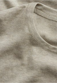 - Sweter