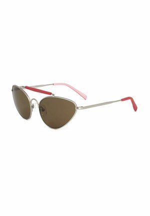 Occhiali da sole con montatura metallica a forma di occhio di gatto con lenti marroni e punte delle astine rosa e rosse su sfondo bianco.