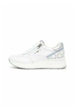 Weißer Sneaker mit Keilsohle, seitlichem Reißverschluss, silbernem Fersenpatch, hellblauem Akzent und gemustertem Stoffdetail an der Ferse.