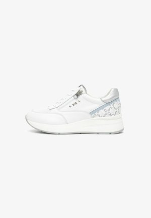 Weißer Sneaker mit Keilsohle, seitlichem Reißverschluss, silbernem Fersenpatch, hellblauem Akzent und gemustertem Stoffdetail an der Ferse.
