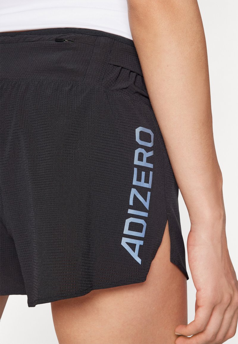 Pantalones cortos deportivos negros con tejido texturizado, que cuentan con aberturas laterales y una marca "ADIZERO" en azul claro en la parte inferior izquierda.