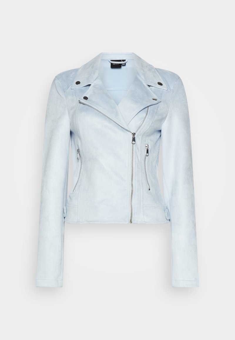 Giacca da moto in finta suede azzurro chiaro con colletto a risvolto, chiusura frontale con zip e dettagli in metallo argentato. Design aderente con due tasche laterali.