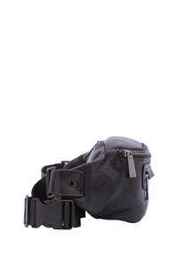 Borsa in nylon nera a vita con finitura testurizzata, dotata di chiusura zippata, tracolla regolabile e tasca laterale con dettagli in metallo.