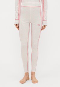 Στενά κολάν σε ανοιχτό ροζ με διακριτικό σχέδιο. Διαθέτουν ραφές σε πιο σκούρο ροζ χρώμα και λογότυπο στη μέση.