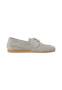 Scarpa da barca in suede grigio con punta arrotondata, dettagli in pizzo e suola in gomma beige. Texture liscia con dettagli di cucitura lungo il lato.