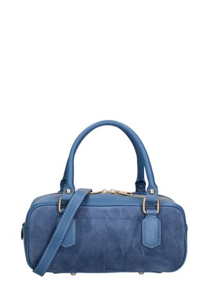 Petit sac à main en daim bleu avec deux poignées arrondies, une bandoulière amovible, une fermeture éclair dorée et des accents texturés. Forme rectangulaire compacte.
