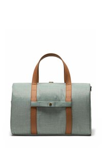 Sac en tissu vert avec des poignées et des accents en cuir brun. Fermeture éclair, forme rectangulaire plate, sangle centrale proéminente avec un détail de bouton.