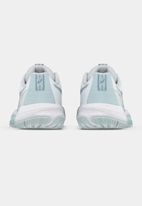 Λευκά και γαλάζια αθλητικά παπούτσια με υφή στην επάνω επιφάνεια, καμπυλωτό σχήμα και λαστιχένια σόλα. Διαθέτουν ταμπάκι στη φτέρνα και ελαφριά διακοσμητικά από δίχτυ.