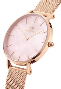 Klocka med roséguld mesharmband och rund, ljusrosa pärlemorsskiva, som har minimalistiska timmarkörer och en krona på sidan.