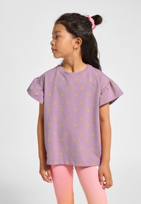 Fioletowy t-shirt z krótkim rękawem z falbankami, ozdobiony wzorem małych pomarańczowych motyli. Miękka tkanina, luźny krój, swobodny design.