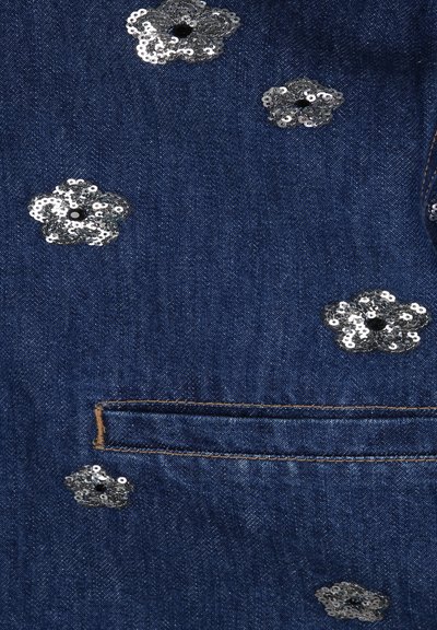 Denimstoff in Dunkelblau mit silbernen Paillettenblumenakzenten. Ausgestattet mit einer Tasche und sichtbaren Nahtdetails.