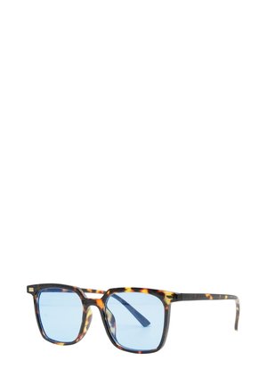 Occhiali da sole rettangolari in tartaruga con lenti blu, caratterizzati da una montatura spessa, stanghette diritte e sottili dettagli metallici sulle cerniere.