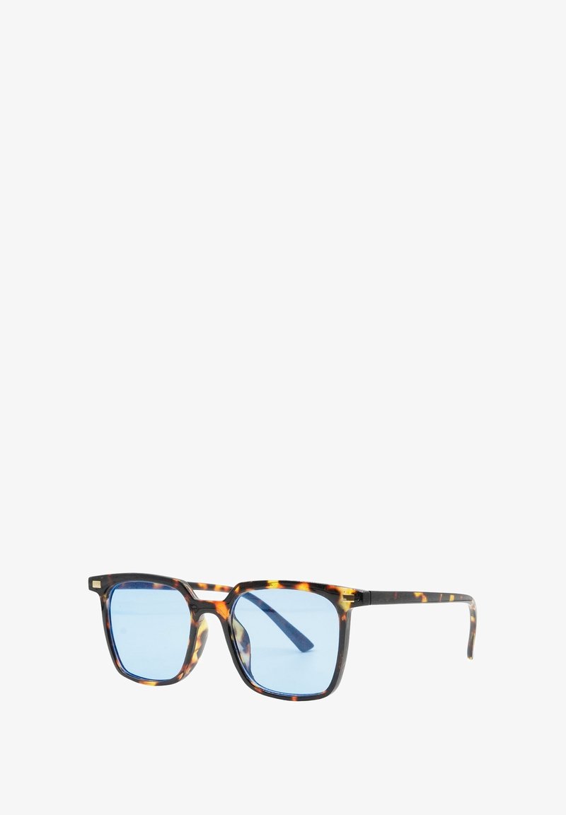 Occhiali da sole rettangolari in tartaruga con lenti blu, caratterizzati da una montatura spessa, stanghette diritte e sottili dettagli metallici sulle cerniere.