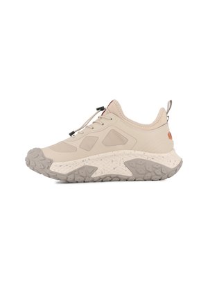 Baskets sportives beiges avec semelle texturée épaisse, lacets à tirette élastique, panneaux en maille respirante et languette au talon.