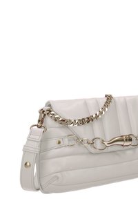 Borsa in pelle bianca con motivo trapuntato, accenti in catena e hardware, tracolla removibile e texture liscia.