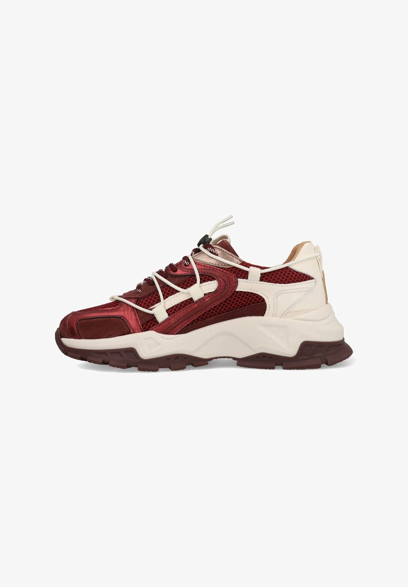 Rode mesh- en suedine sneakers met crèmekleurige accenten, chunky zool en vetersluiting. Voorzien van textuurpanelen en plastic details.