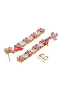 Orecchini in oro rosa con pietre rettangolari alternate in rosa e trasparente, con un accento triangolare rosso e dettagli floreali. Include chiusure extra.