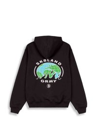 Sudadera negra con una gráfica de un globo terráqueo con continentes azules y verdes, llamas debajo, y el texto "SK8LAND GRMY" en blanco. Material suave de algodón.