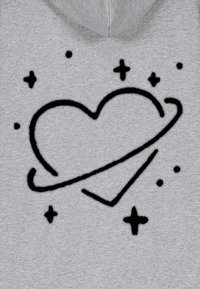 Pilka džemperio su gobtuvu, ant kurio yra juodos linijos grafika širdies, apsuptos žiedu, su mažais žvaigždutėmis ir taškeliais aplink, pagaminta iš minkštos medžiagos.