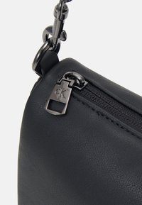 Calvin Klein Jeans MICRO MONO CHAIN CAMERA POUCH - Borsa a tracolla - black/shiny gunmetal