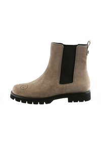 Stivaletto Chelsea in suede beige con pannelli elastici laterali neri, punta arrotondata e dettagli perforati sulla punta. Suola in gomma nera spessa.