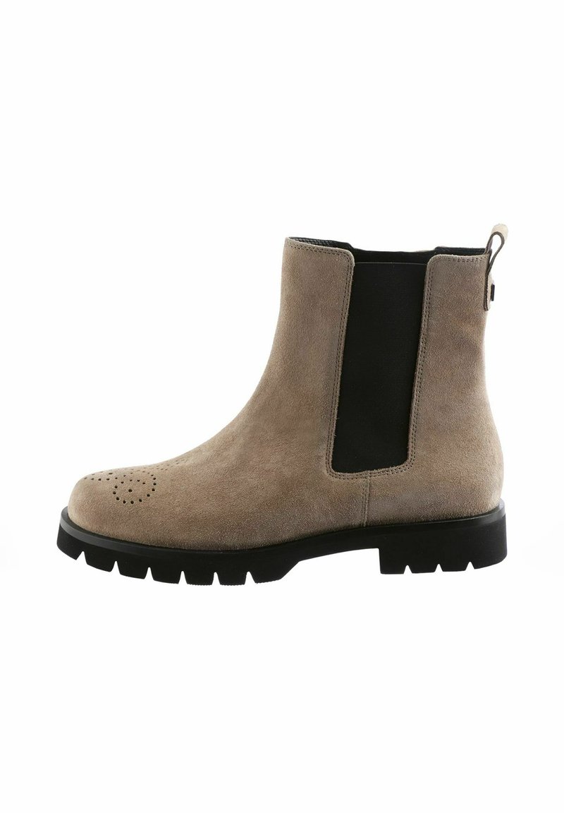 Stivaletto Chelsea in suede beige con pannelli elastici laterali neri, punta arrotondata e dettagli perforati sulla punta. Suola in gomma nera spessa.