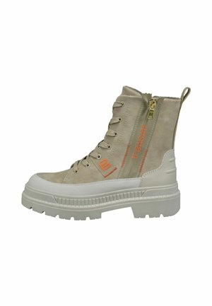 Bottes montantes beiges en suède texturé, avec une semelle en caoutchouc blanche, des accents orange et une fermeture éclair sur le côté pour un enfilage facile. Comprend des lacets et des boucles.