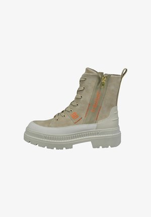 Bottes montantes beiges en suède texturé, avec une semelle en caoutchouc blanche, des accents orange et une fermeture éclair sur le côté pour un enfilage facile. Comprend des lacets et des boucles.