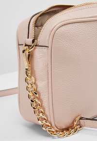 MICHAEL Michael Kors JET CAMERA - Skuldertasker - soft pink