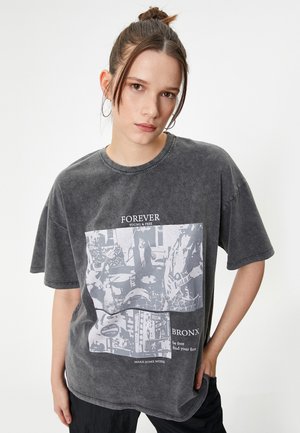- T-shirt z nadrukiem