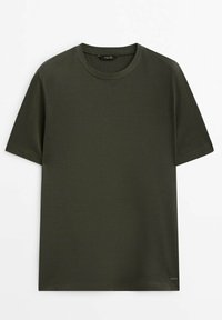 T-shirt w kolorze oliwkowym wykonany z miękkiej bawełny, z okrągłym dekoltem i krótkimi rękawami. Prosty fason, z małym logo na dole.