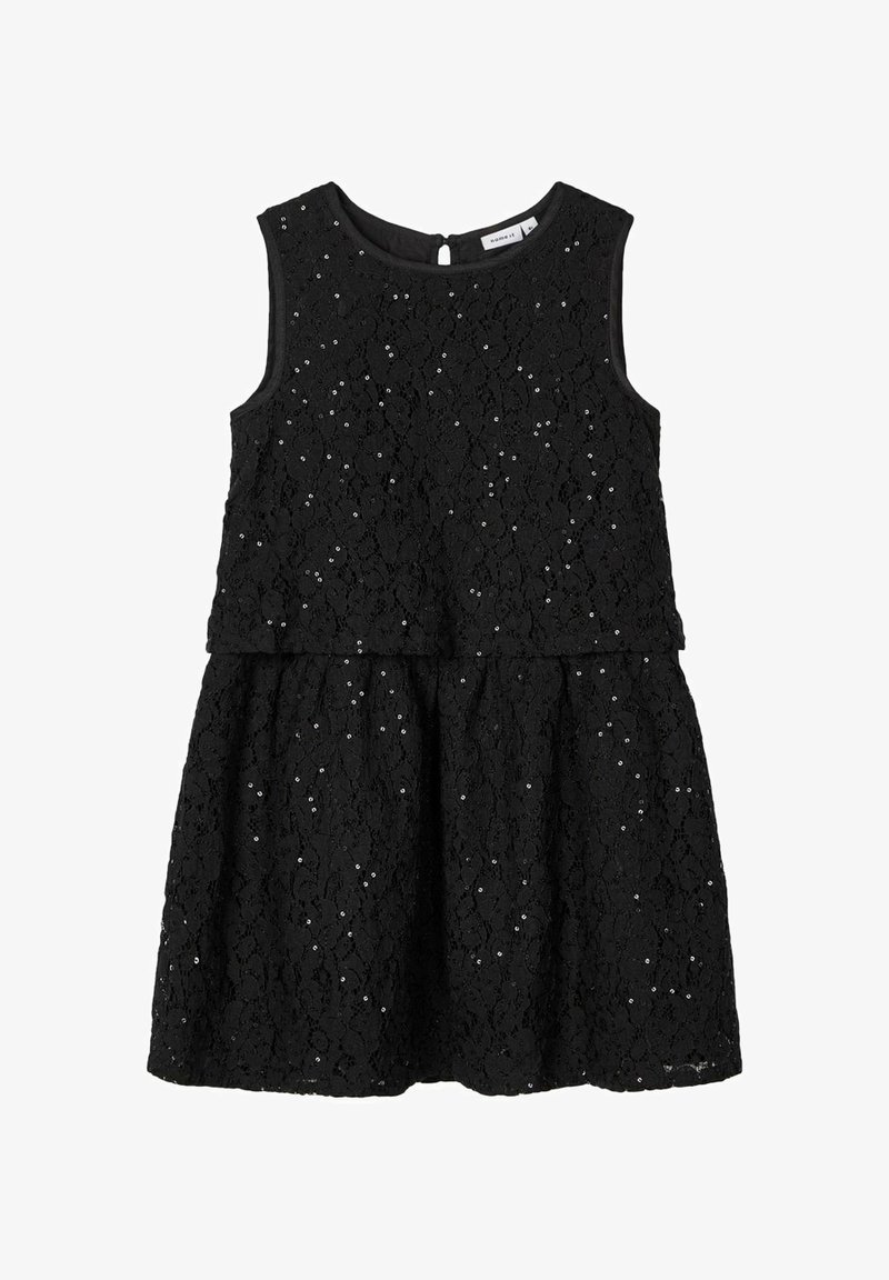 Robe noire sans manches en tissu dentelle avec de petites sequins brillants éparpillés sur le haut et la jupe, présentant un col arrondi et une fermeture à boutons dans le dos.