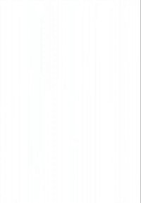 Persoană care ține o plantă în ghiveci bej și o stropitoare verde, udând o plantă mică pe o masă albă în fața unui perete bej.