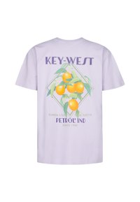 Světle fialové bavlněné tričko s grafikou oranžového ovoce a zelených listů, s textem "KEY-WEST" a "PETROL IND" v kontrastních barvách.