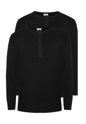 To sorte langærmede henley-skjorter med rund hals, knaplukning og ribbet tekstur. Synlig syning langs manchetterne.
