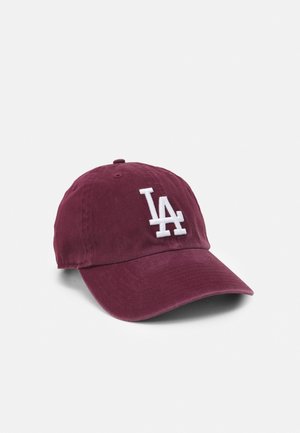 Gorra de béisbol color granate con logo "LA" bordado en blanco en la parte frontal, corona estructurada y visera curva sobre fondo blanco.