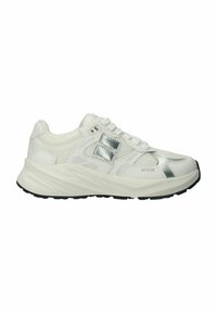 Sneakers bianchi realizzati in materiali in rete e pelle, con dettagli argentati, punta arrotondata, suola testurizzata e un'ampia intersuola imbottita.